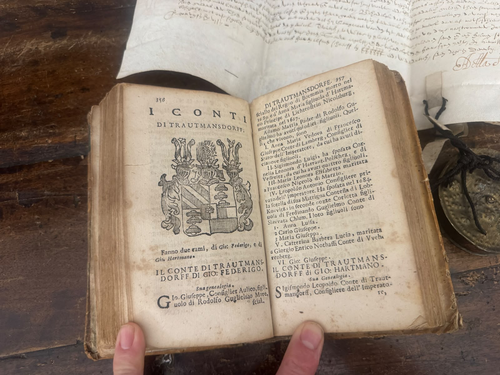 Kurioses Konvolut, antikes Buch und Pergamenturkunden