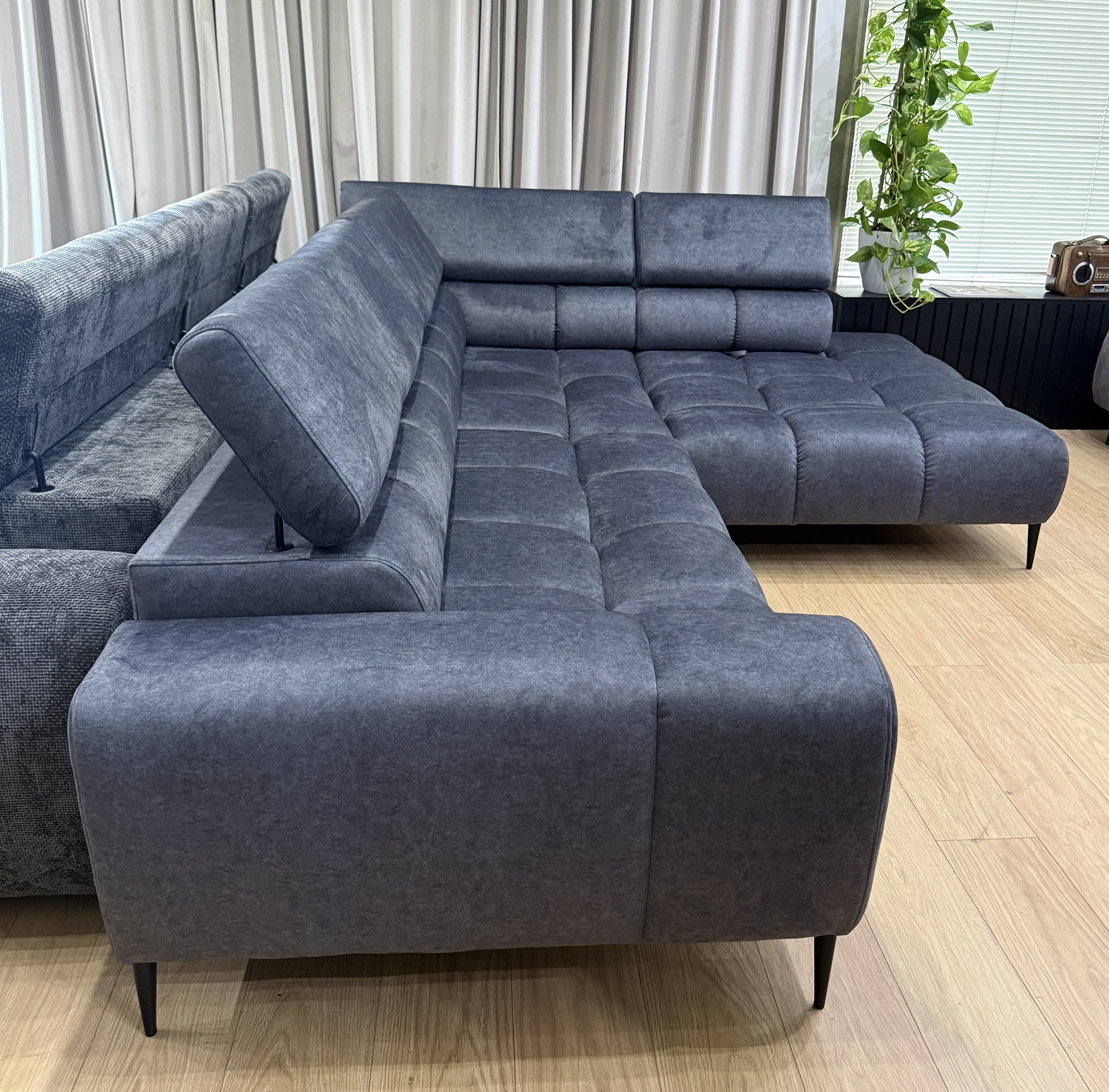 Modernes Ecksofa mit elektrischer Sitztiefenverstellung – sofort verfügbar