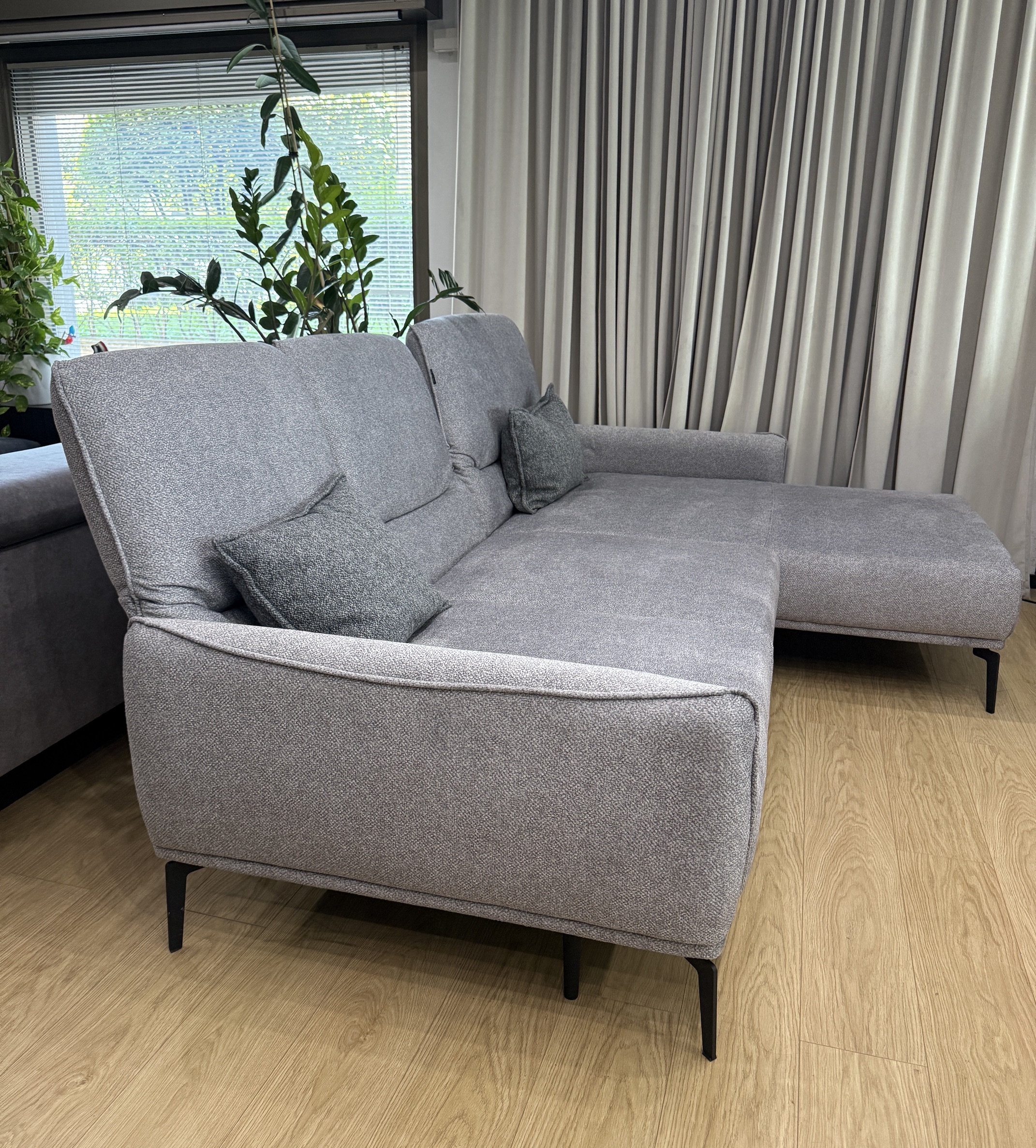 Ecksofa mit verschiebbaren Rückenlehnen – sofort verfügbar
