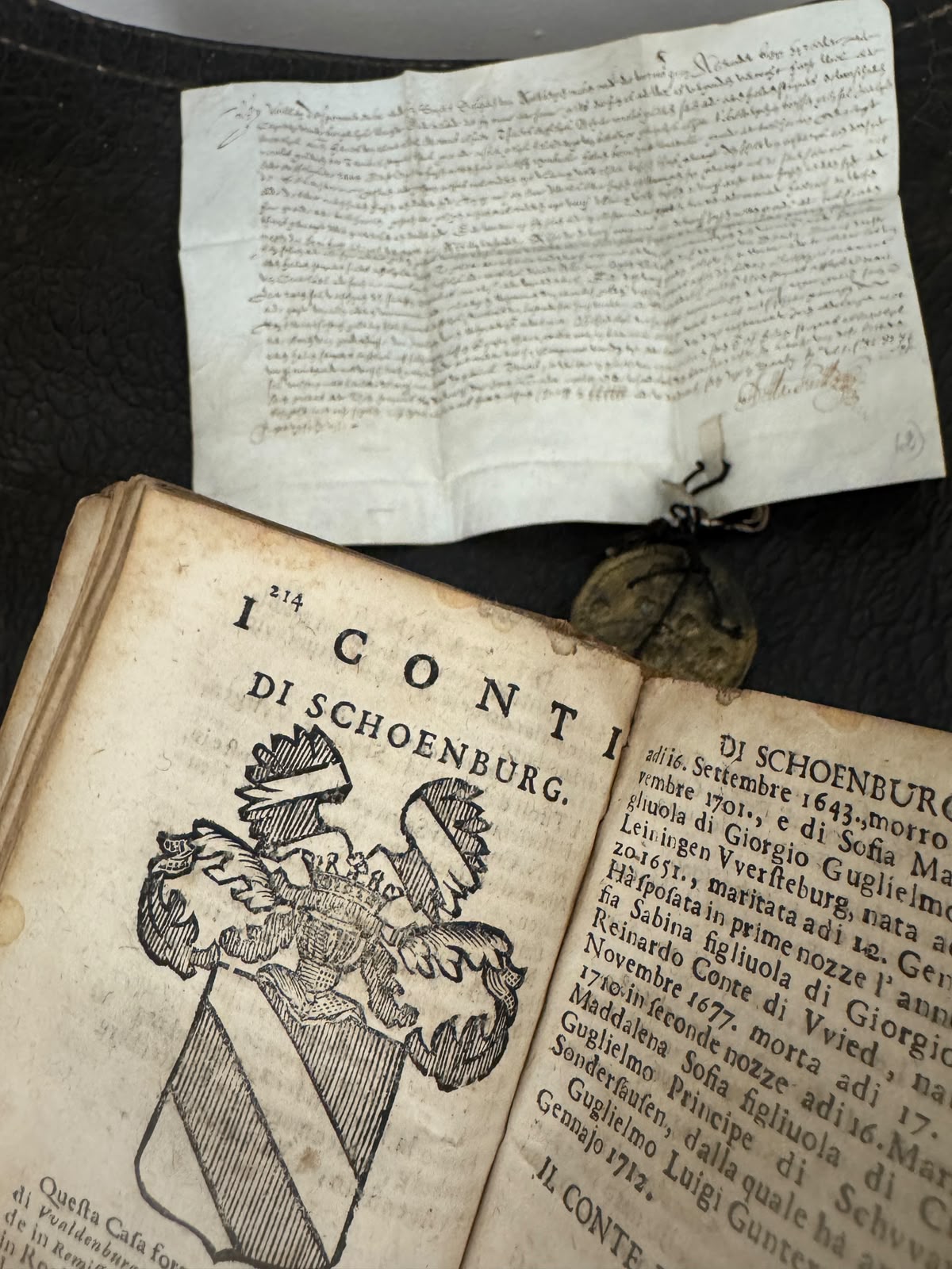 Kurioses Konvolut, antikes Buch und Pergamenturkunden
