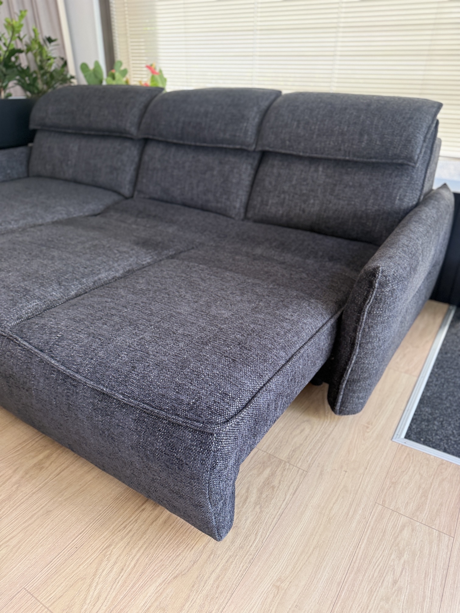 Ecksofa MANGO mit Maxi-Auszug & Stauraum – sofort verfügbar