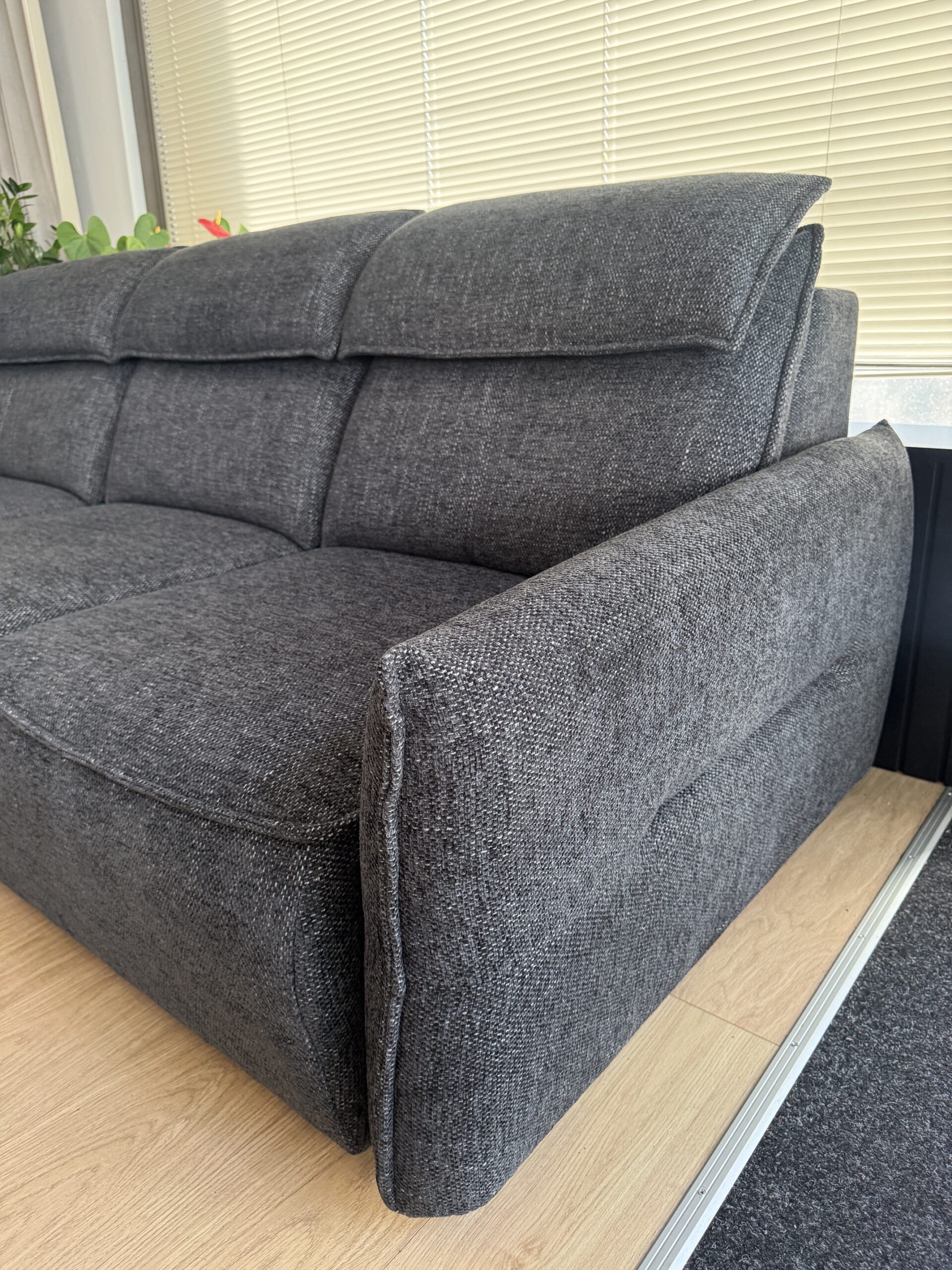 Ecksofa MANGO mit Maxi-Auszug & Stauraum – sofort verfügbar
