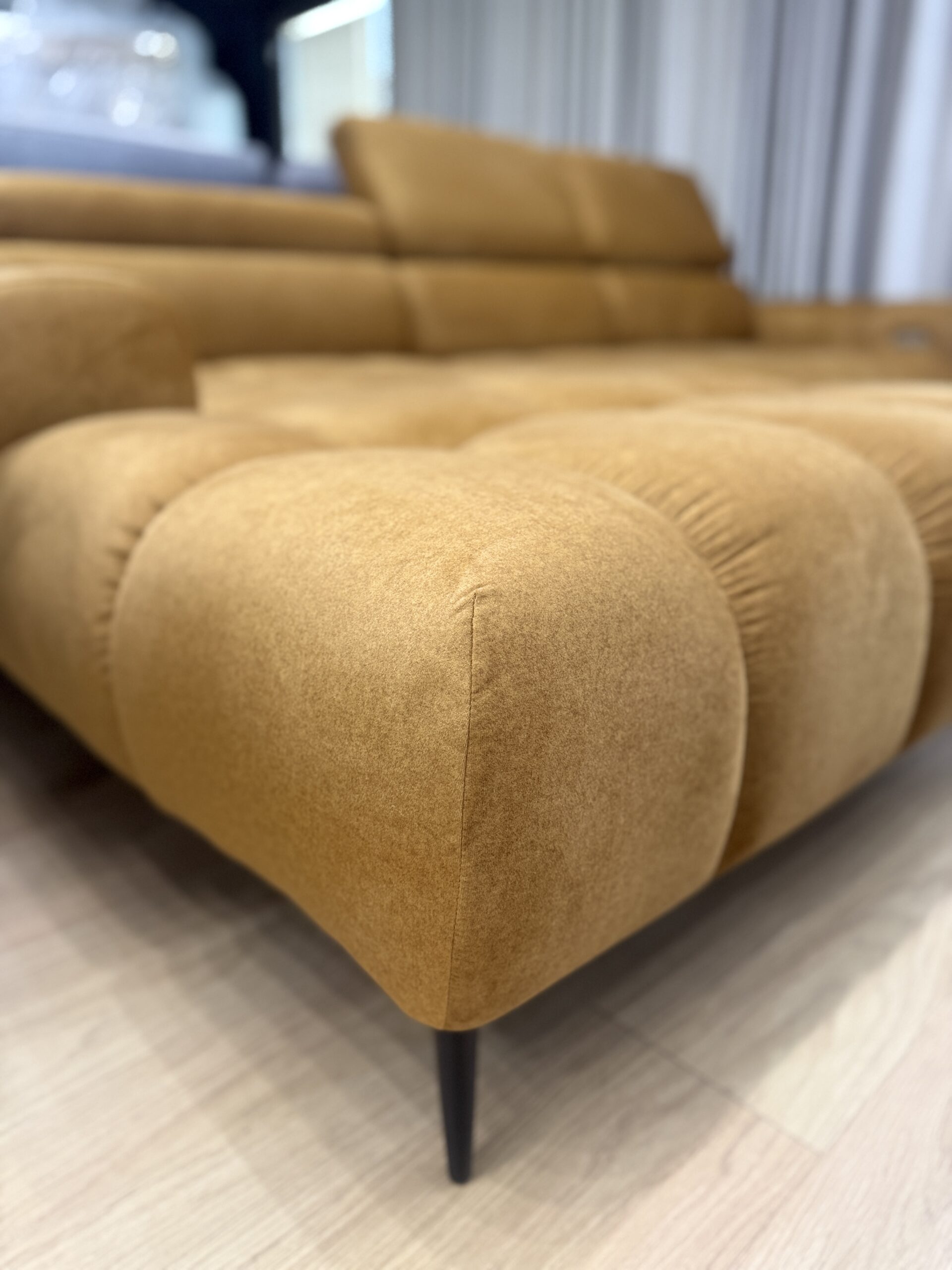 Modernes Ecksofa PLAZA mit elektrischem Sitzauszug – sofort verfügbar
