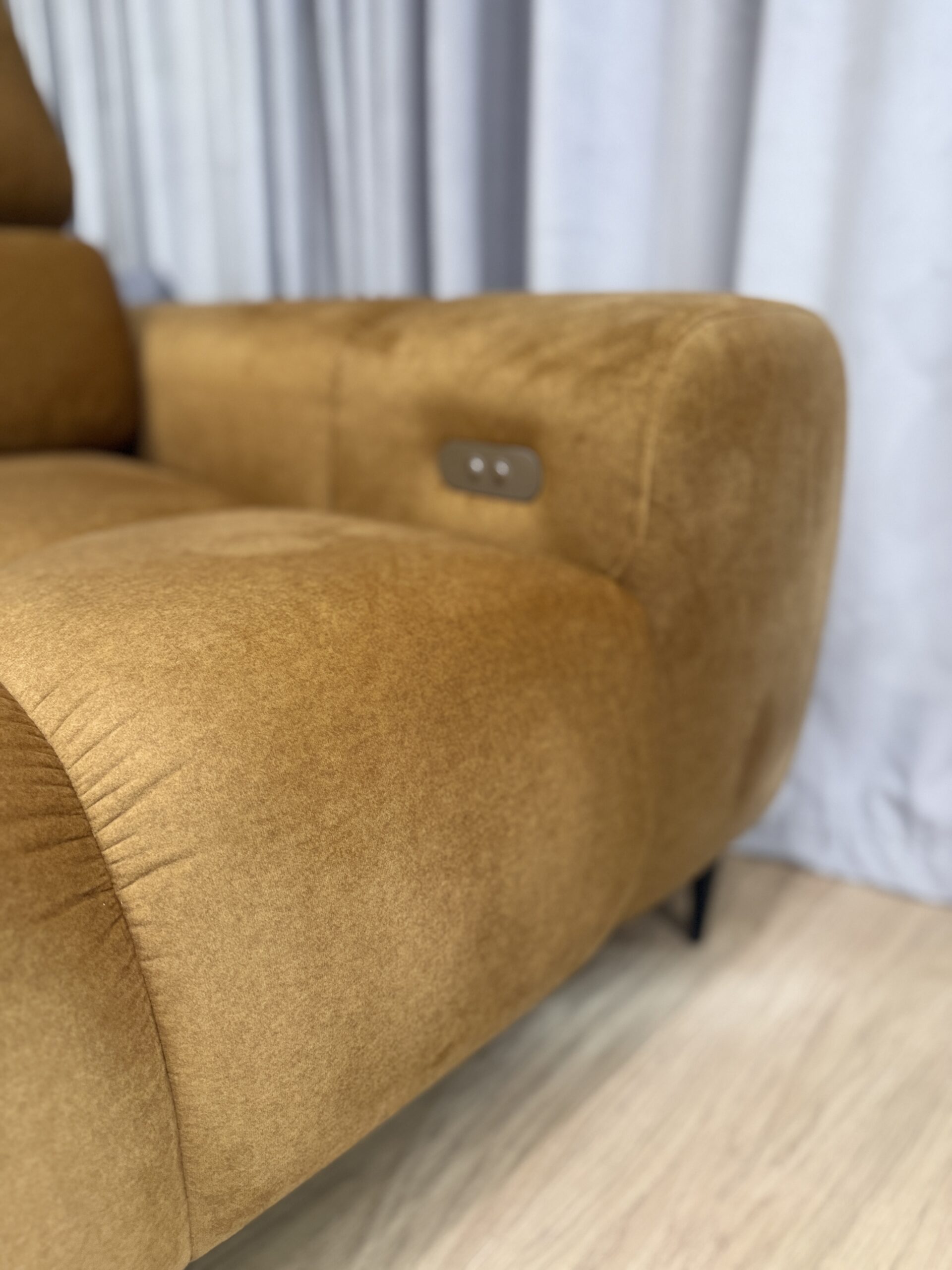 Modernes Ecksofa PLAZA mit elektrischem Sitzauszug – sofort verfügbar