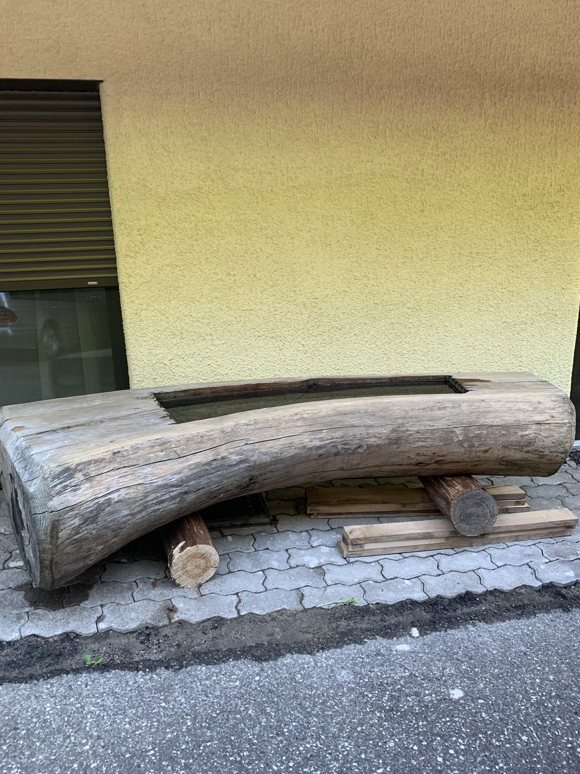 Neuwertiges Brunnentrog aus Lärche ca 200 cm
