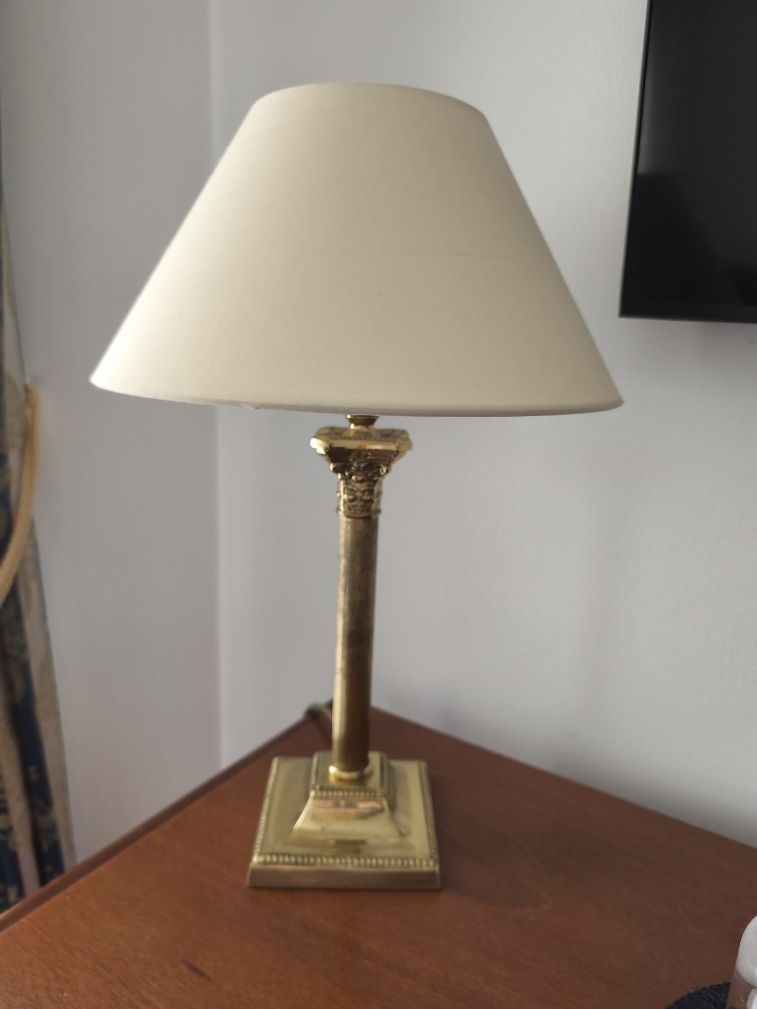 Schränke, Schreibtische, Lampen, …