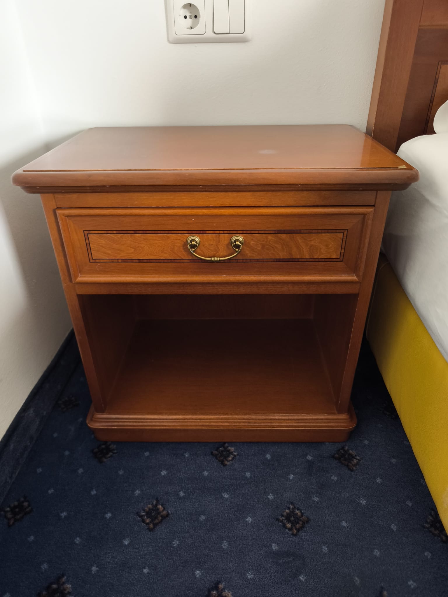 Schränke, Schreibtische, Lampen, …