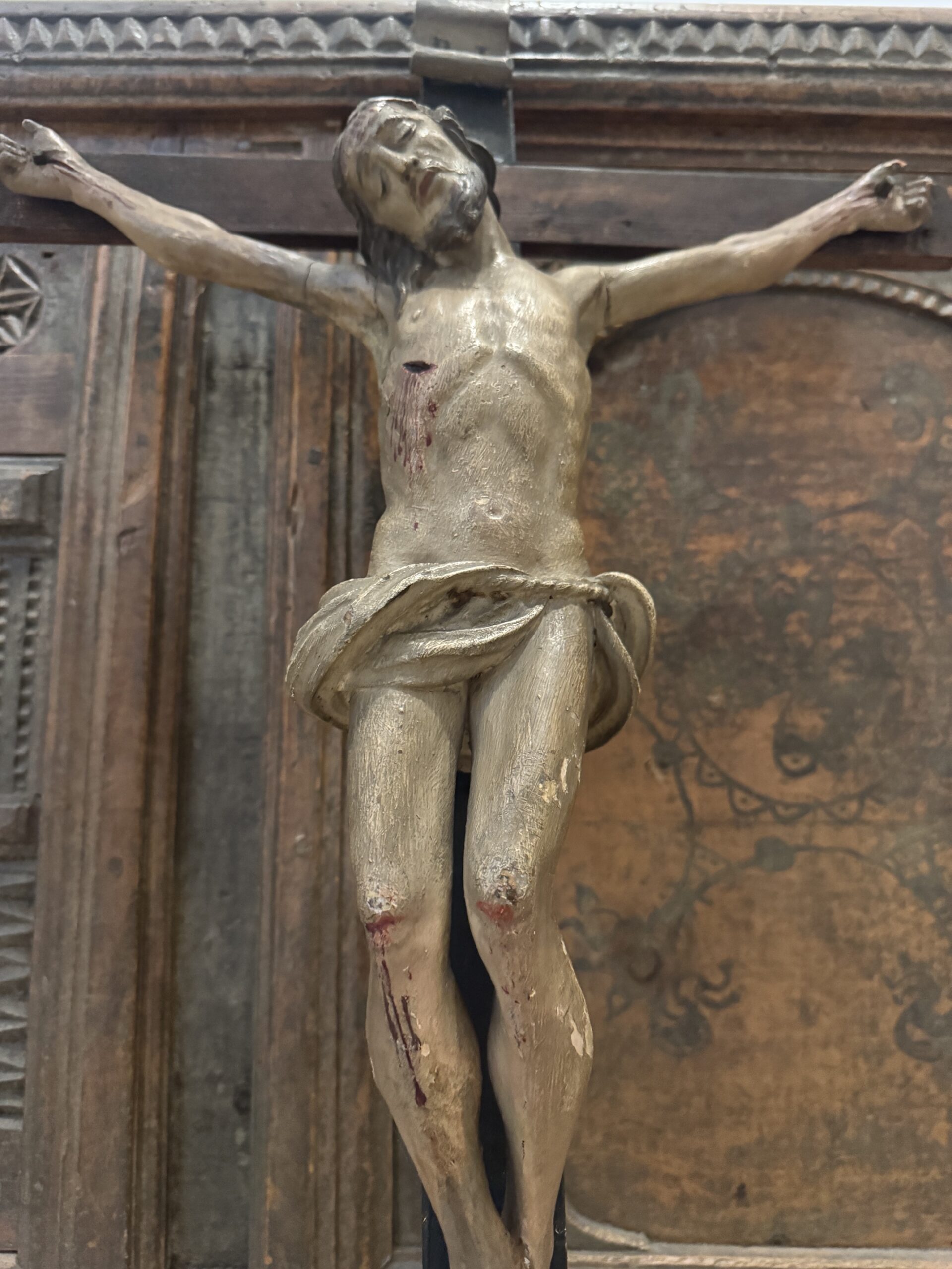 Schön geschnitzes antikes Tiroler Stubenkreuz