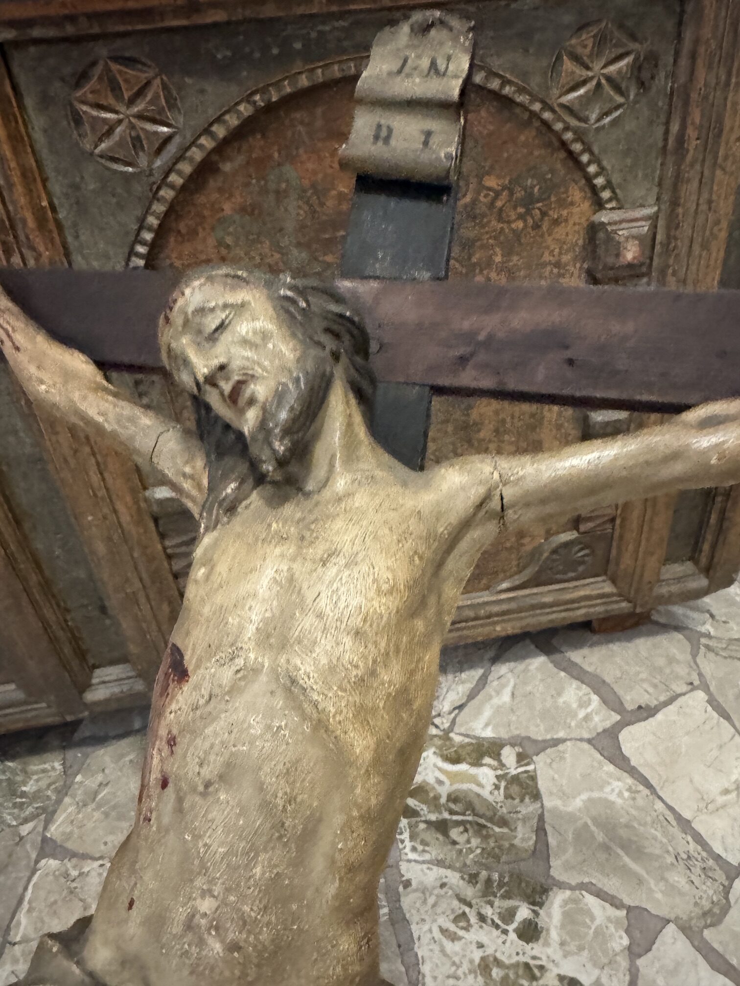 Schön geschnitzes antikes Tiroler Stubenkreuz