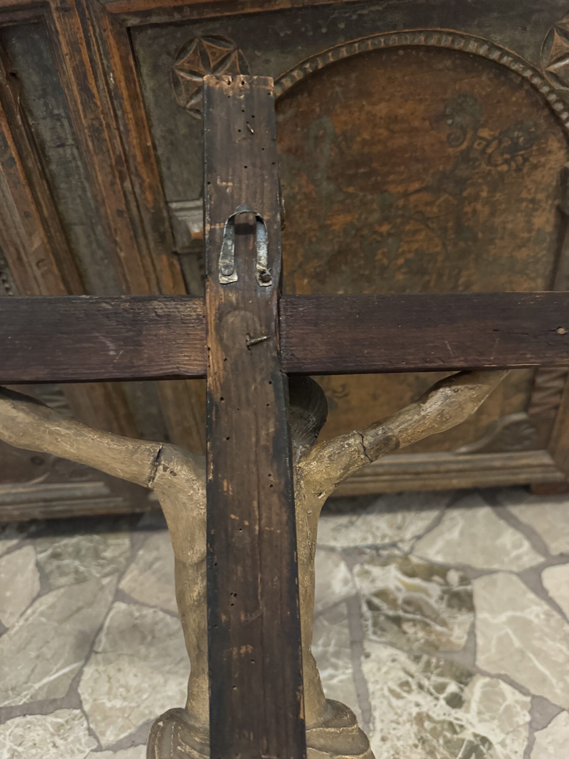 Schön geschnitzes antikes Tiroler Stubenkreuz