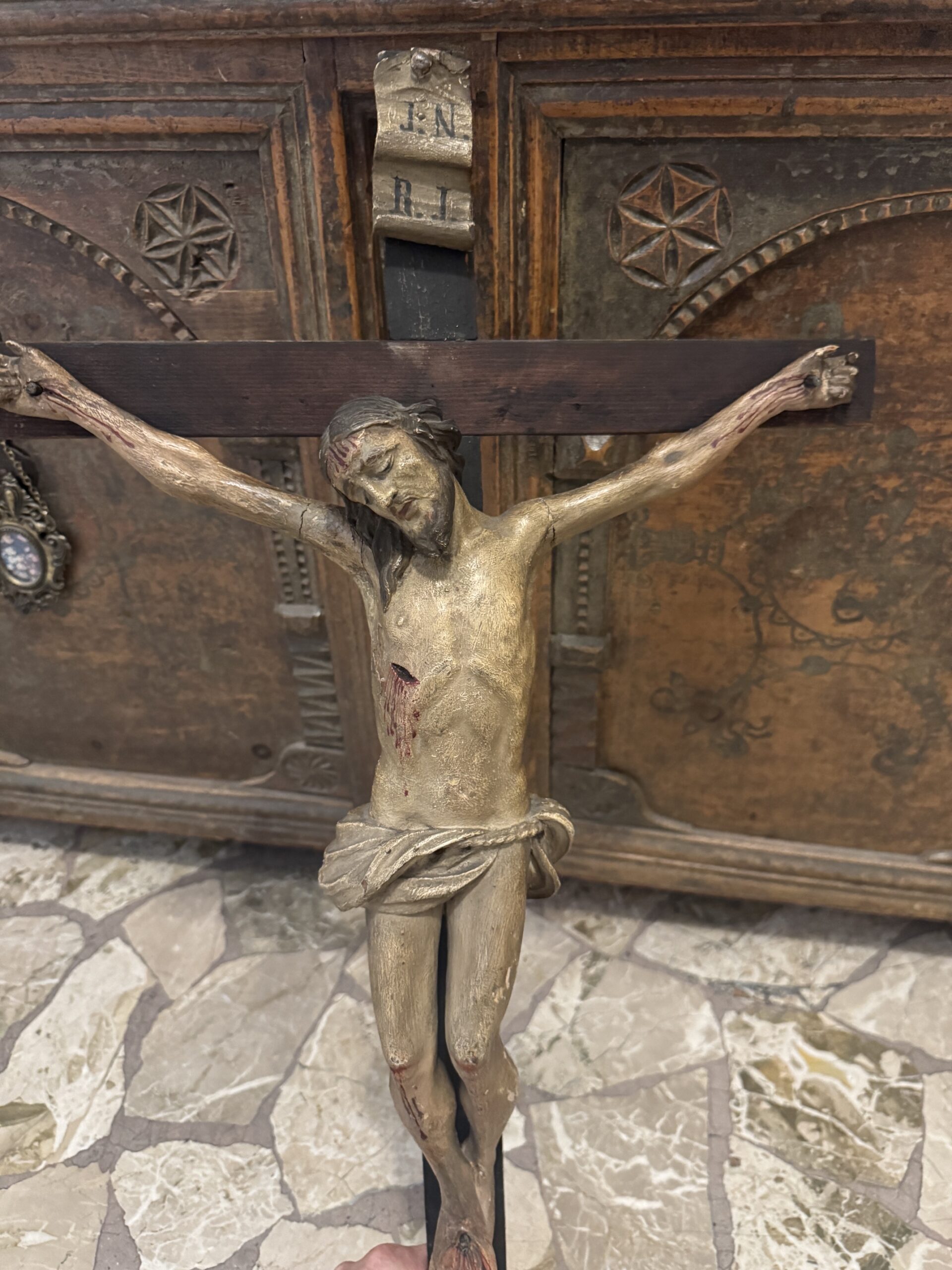 Schön geschnitzes antikes Tiroler Stubenkreuz