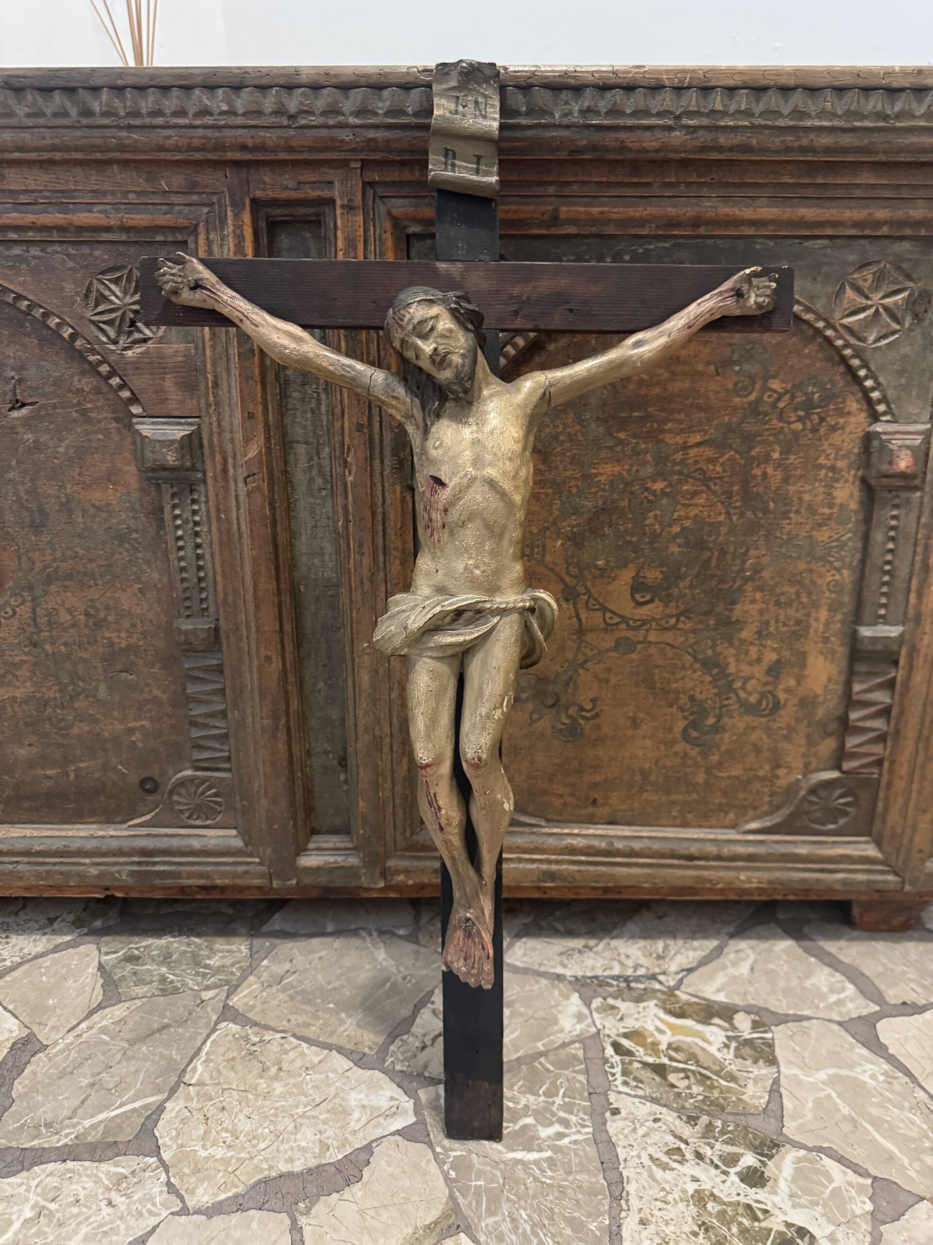 Schön geschnitzes antikes Tiroler Stubenkreuz