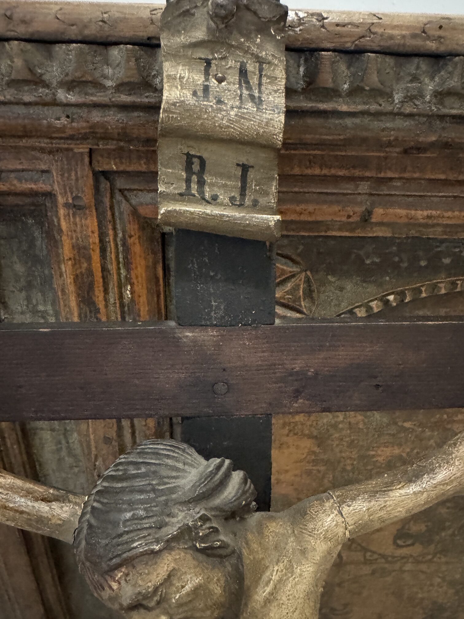 Schön geschnitzes antikes Tiroler Stubenkreuz