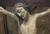 Schön geschnitzes antikes Tiroler Stubenkreuz