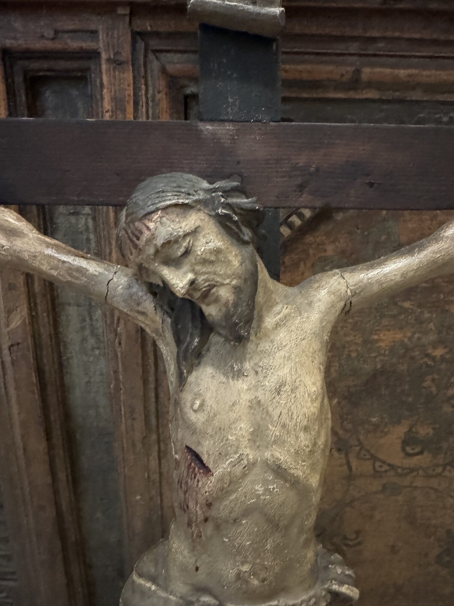 Schön geschnitzes antikes Tiroler Stubenkreuz