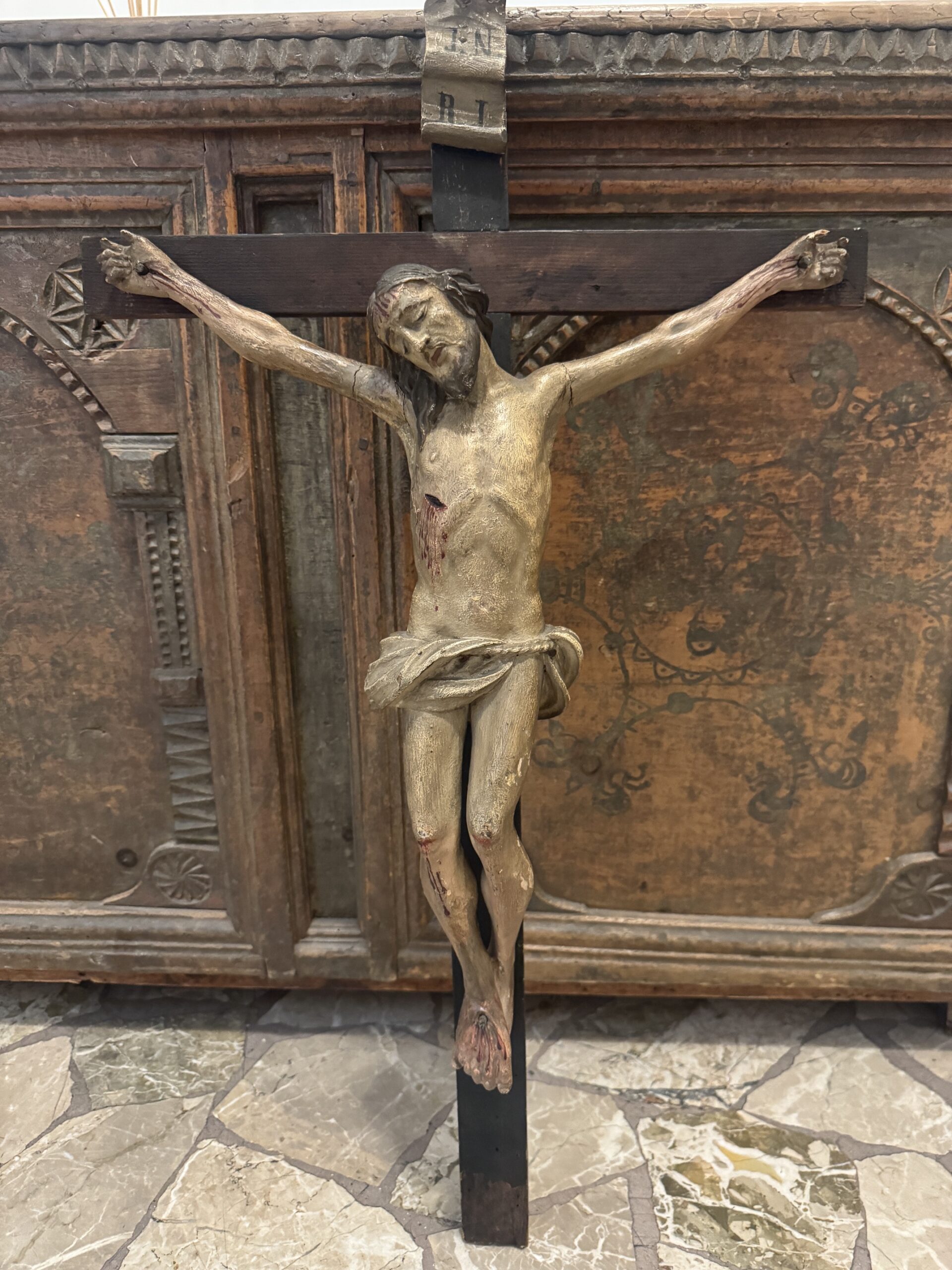 Schön geschnitzes antikes Tiroler Stubenkreuz