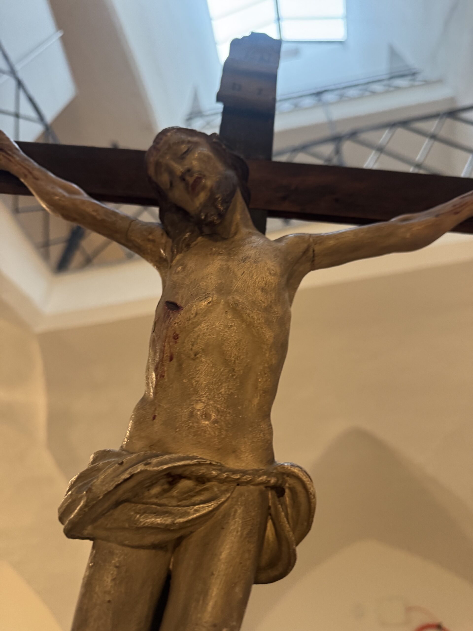 Schön geschnitzes antikes Tiroler Stubenkreuz