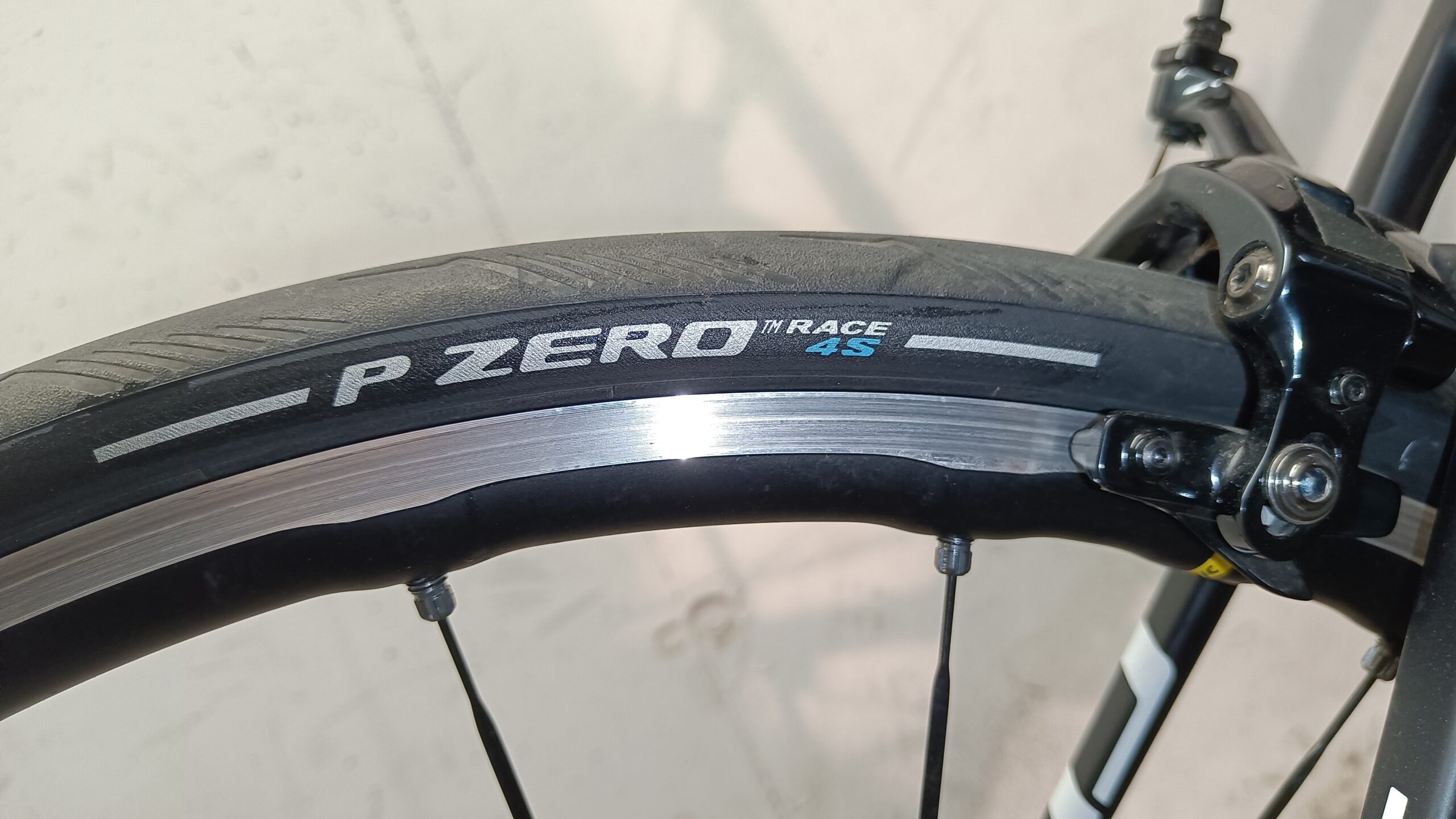 Top rennrad 58″ Gr. L Rennrad Dura Ace 7,4kg Ksyrium usw