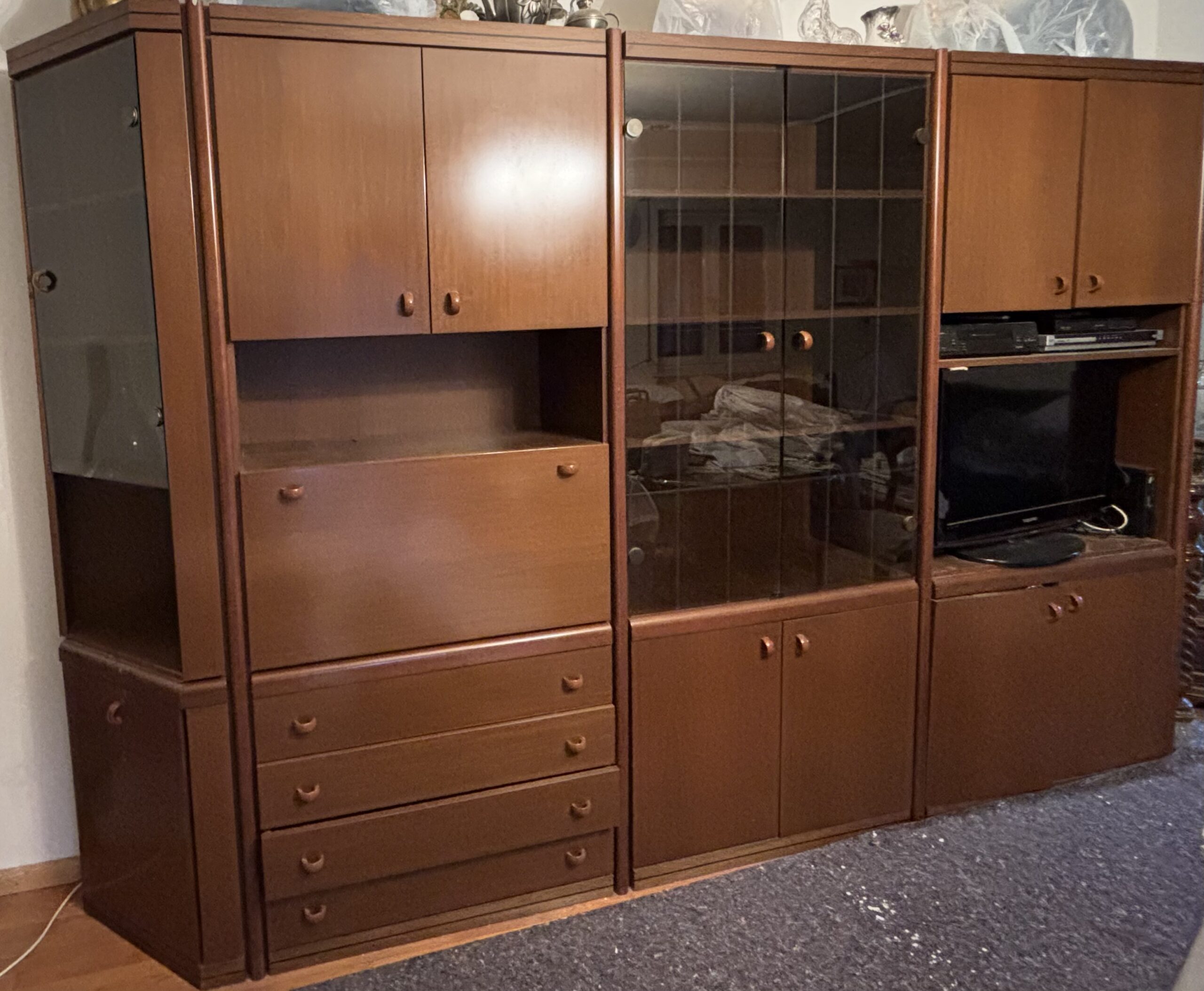Wohnzimmerschrank